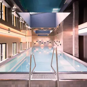 4* Hotel apartamentowy Adina